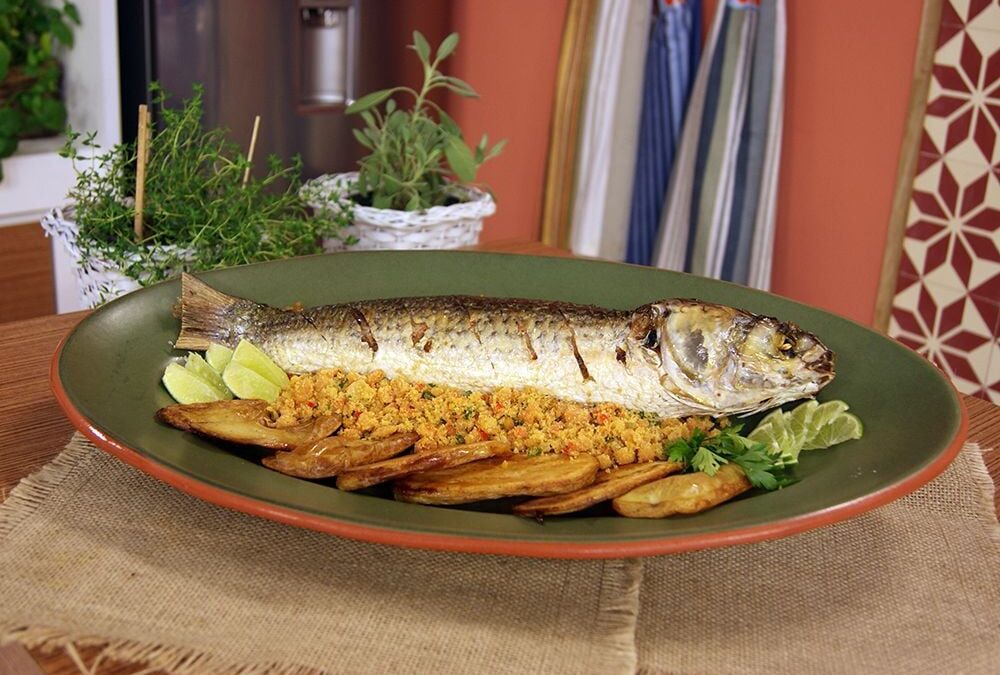 Tainha Assada com Farofa de Ovas (Receita da Praia!)