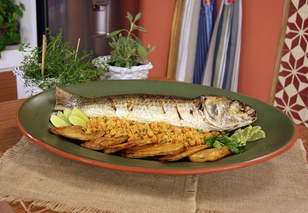 Tainha Assada com Farofa de Ovas (Receita da Praia!)